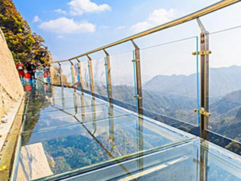 玻璃吊橋受到外國人質(zhì)疑，不遠(yuǎn)萬里來砸橋，結(jié)局讓人很無奈